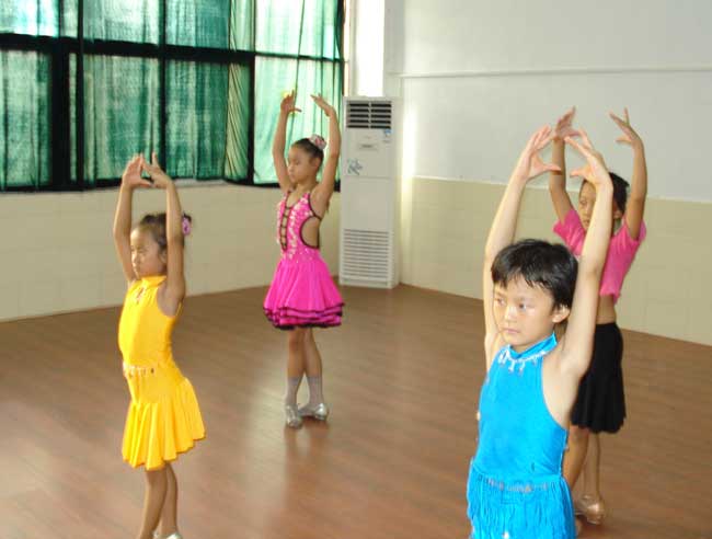 新余市舞韵舞蹈艺术学校 江西省青少年舞蹈考级基地开设拉丁、摩登、民族舞、芭蕾培训班教学现场